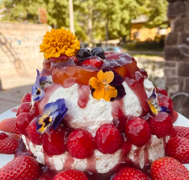 Glutenfreie Erdbeer-Sahne-Torte mit essbaren Blüten