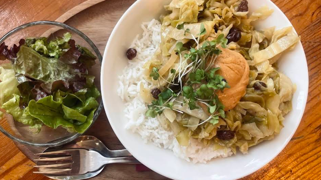 Warmes glutenfreies Mittagsgericht mit Reis und Salat
