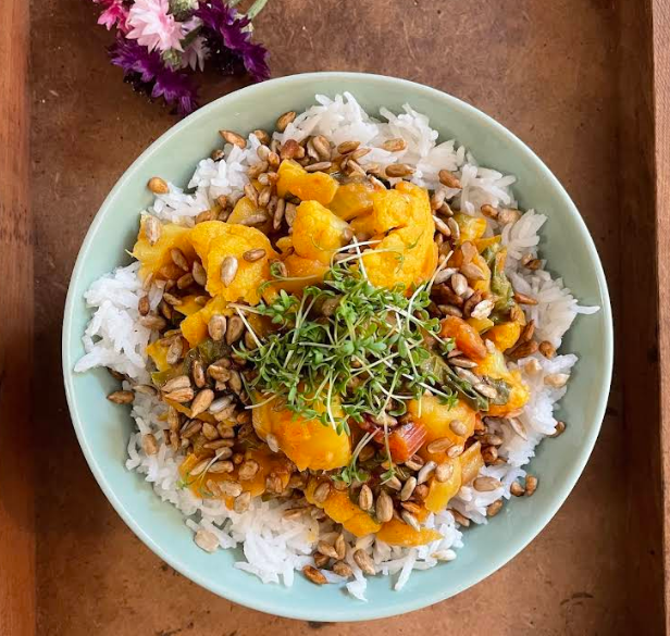 Glutenfreies Maniok-Gericht mit Blumenkohl-Curry und Reis