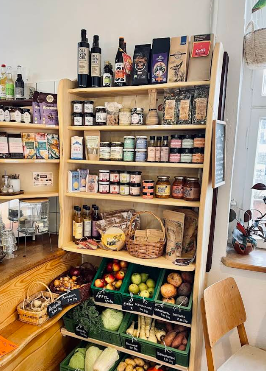 Naturkost-Regal mit regionalen Produkten und frischem Gemüse im Café