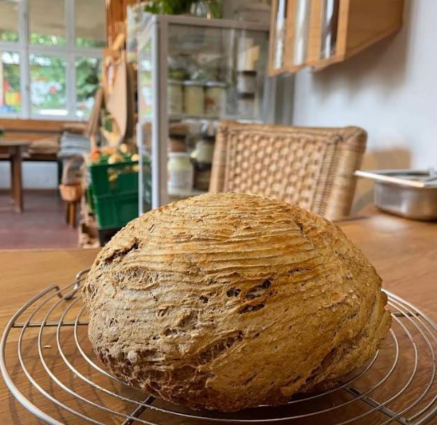 Glutenfreier Buchweizensauerteig-Laib auf einem Kuchengitter